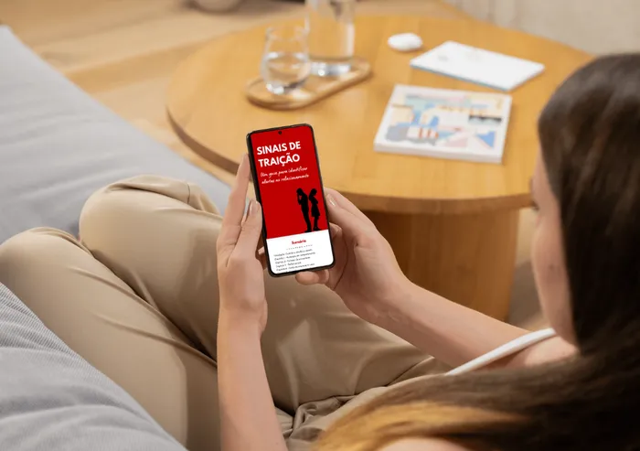 foto de uma mulher lendo o e-book sinais de traição no celular